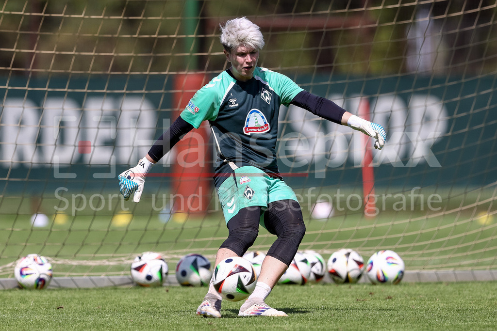 Fussball, Google Pixel Frauen-Bundesliga, Training SV Werder Bremen | Vanessa Fischer (Torhüterin, Torwart, SV Werder Bremen, 30) bei einer Trainingsübung