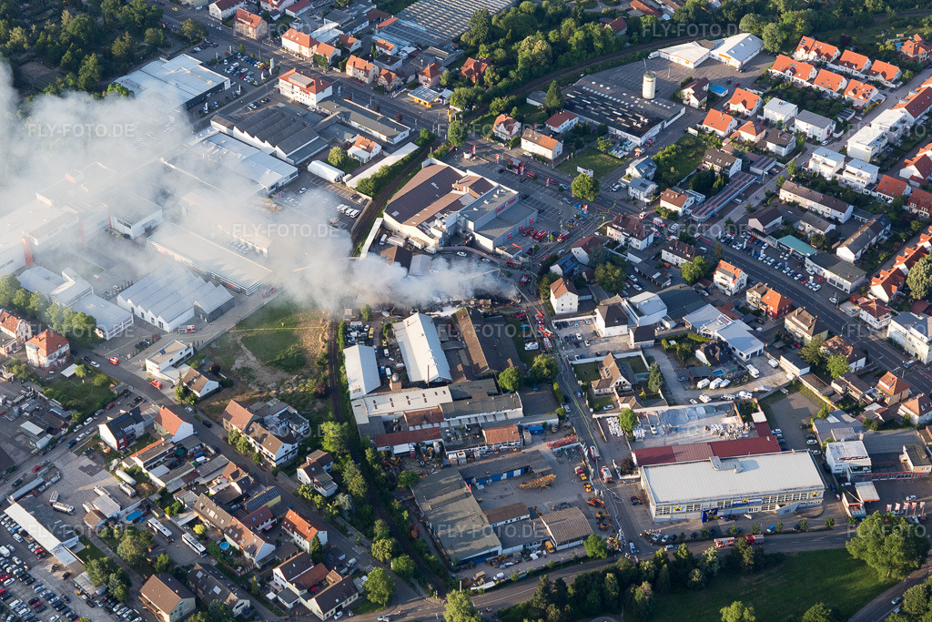 Luftbild: Rauch- und Flammenbildung während der Löscharbeiten zum Grossbrand einer Lagerhalle mit Antiquitäten und alten Autos in der Werkstrasse in Speyer im Bundesland Rheinland-Pfalz in Deutschland. Foto: IMG_100862.jpg vom 10.06.2017 durch Werner Riehm/FLY-FOTO.de