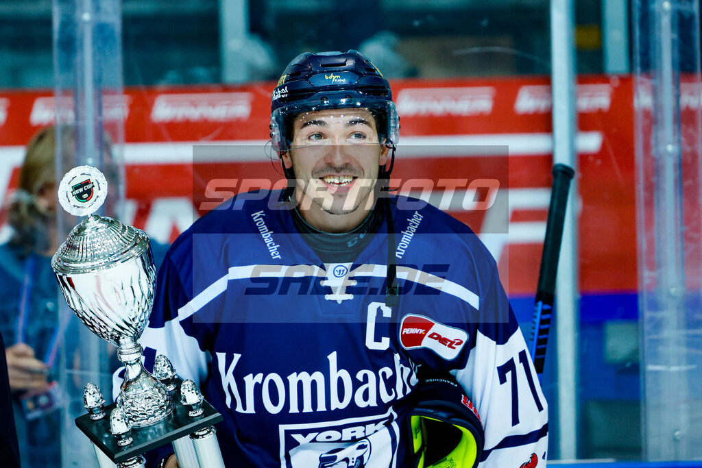 Fischbuch | Iserlohns kapitän Daniel Fischbuch mit dem Siegerpokal des NRW-Cup - © Sportfoto-Sale / Eishockey-Magazin Jan Brüggemann - Realisiert mit Pictrs.com