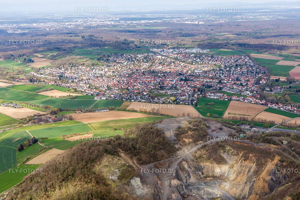 Ortsansicht der Straßen und Häuser der Wohngebiete hinter der Steinbruchgrube | Luftbild: Ortsansicht der Straßen und Häuser der Wohngebiete hinter der Steinbruchgrube in Roßdorf im Bundesland Hessen in Deutschland. Foto: IMG_077262.jpg vom 12.04.2015 durch Werner Riehm/FLY-FOTO.de - Realisiert mit Pictrs.com