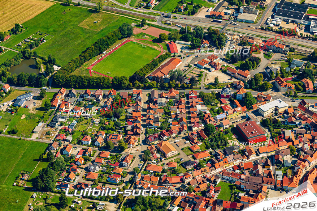 Stadt Themar von Oben- Die Luftaufnahme wurde 2025 vom UL-Flugzeug heraus erstellt ( keine Drohnenaufnahme ) - Hochauflösende Luftaufnahme - für Wandbilder und großformatige Ausdrucke geeignet. Das besondere Geschenk!Hier alle&nbsp;Infos zur Lizenzierung der LuftaufnahmeWir fliegen auch dieses Jahr wieder in Ihre Region um Luftbilder zu erstellen.- Luftbild anfragen