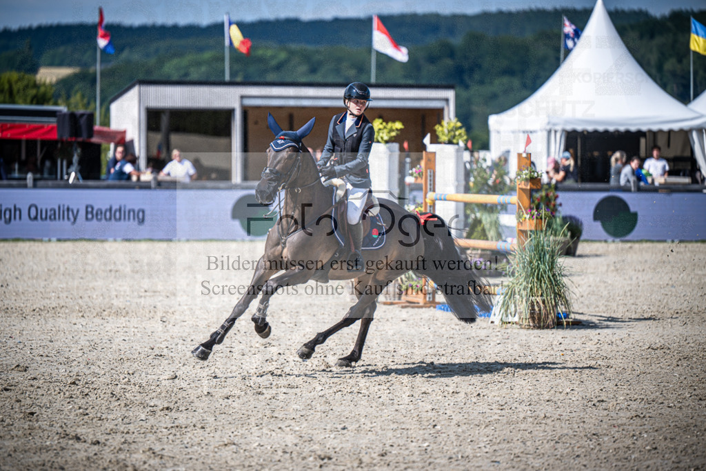 DOS_3080 | Entdecke hochwertige Reitturnierfotos von Foto Oger. Professionell, emotional und authentisch – jetzt Lieblingsmomente im Shop bestellen.Deutschlandweite Turnierfotografie. - Realisiert mit Pictrs.com