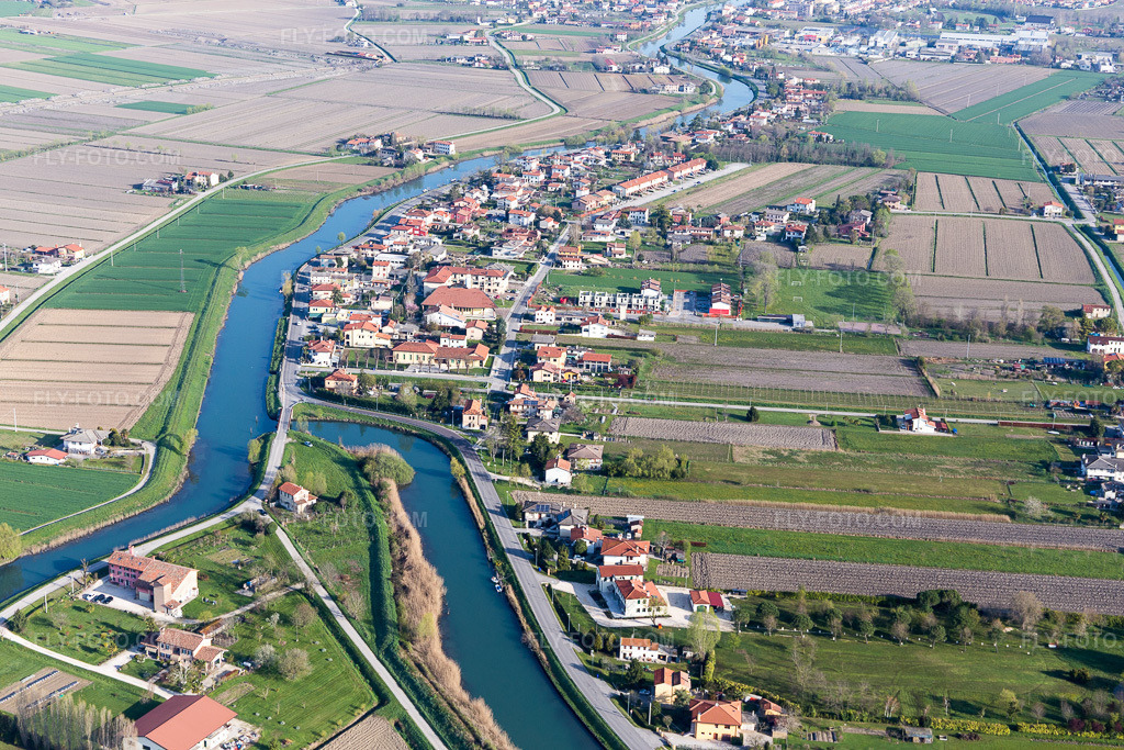 Aerial view: View of the town in Cavanella in the state Veneto, Italy. – Photo: IMG_105722.jpg taken on 04/08/2018 by Werner Riehm/FLY-FOTO.com – Resolution of the original: 5472 x 3648 px