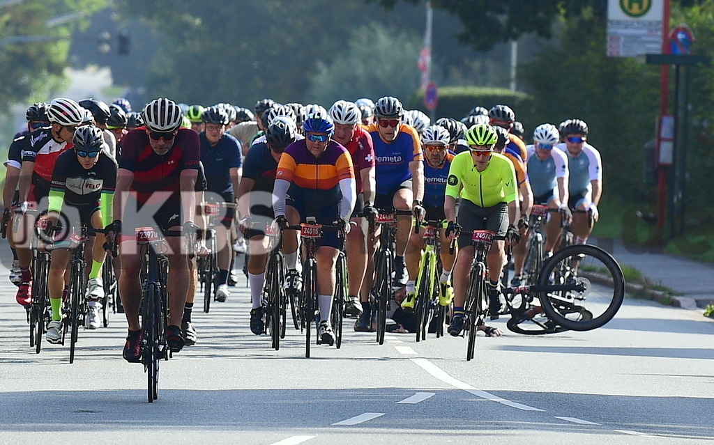 KBS Picture_Cyclassica-Hamburg_200823_010 | Hamburger Strasse Rellingen , Sturz im 100KM Feld ,
Bemer Cyclassics Hamburg Radrennen 2023 , 
Durch Hamburg und Schleswig-Holsten ,
UCI-WorldTour-Rennen Profi-Elite Herren ca.200KM , 
Amateurradfahrer Jedermann Rennen 60KM ,
Amateurradfahrer Jedermann Rennen 100KM , - Realisiert mit Pictrs.com