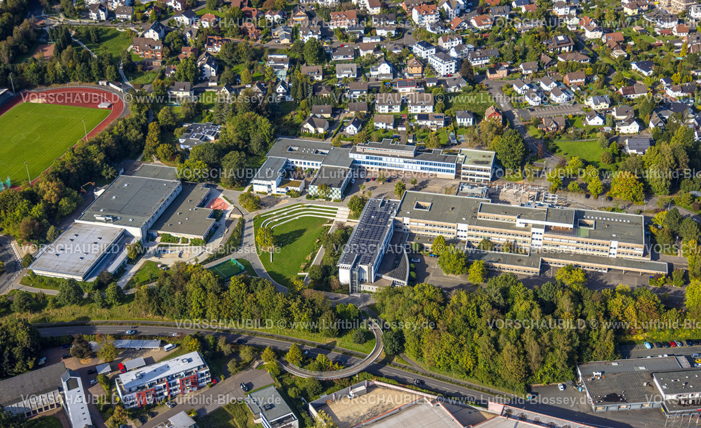 Kreuztal230911526 | Luftbild, Ernst-Moritz-Arndt-Realschule und Clara-Schumann-Gesamtschule, Wohngebiet, Fußgängerbrücke über die Bundesstraße B508, Kreuztal, Siegerland, Nordrhein-Westfalen, Deutschland
