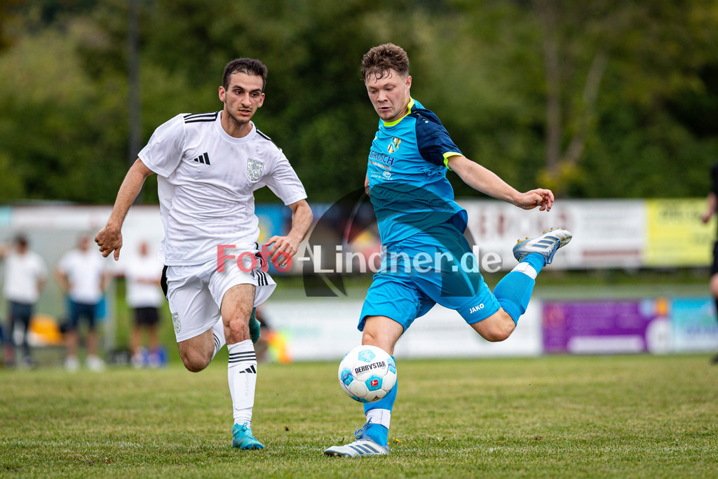 SG Hungerbach I gegen TSV Feldafing | Fußball Herren Kreisklasse Gruppe 3 BFV Kreis Zugspitze, SG Hungerbach I gegen TSV Feldafing, 20250816,Dennis HARTMANN (Hungerbach 8) am Ball, in Aktion, 2025-08-16 in Oberhausen (Sportplatz Oberhausen), Dennis HARTMANN (Hungerbach 8), Burak SENEL (Feldafing 2), Copyright: WolfgangxLindner www.foto-lindner.de