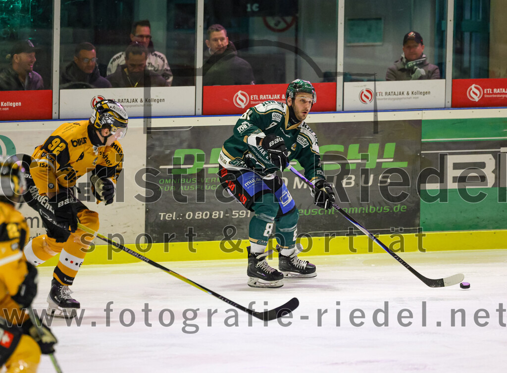 2026-02-27_115_TSV_Erding_gegen_EV_Fuessen | Erding, Deutschland, 27.02.2026:Eishockey, Oberliga Süd 2025 / 2026, 51. Spieltag, TSV Erding gegen EV Füssen, Endergebnis: 2:4Henry Homann (EV Füssen, #92), Maximilian Forster (Erding Gladiators, #81)Foto: Christian Riedel / fotografie-riedel.net