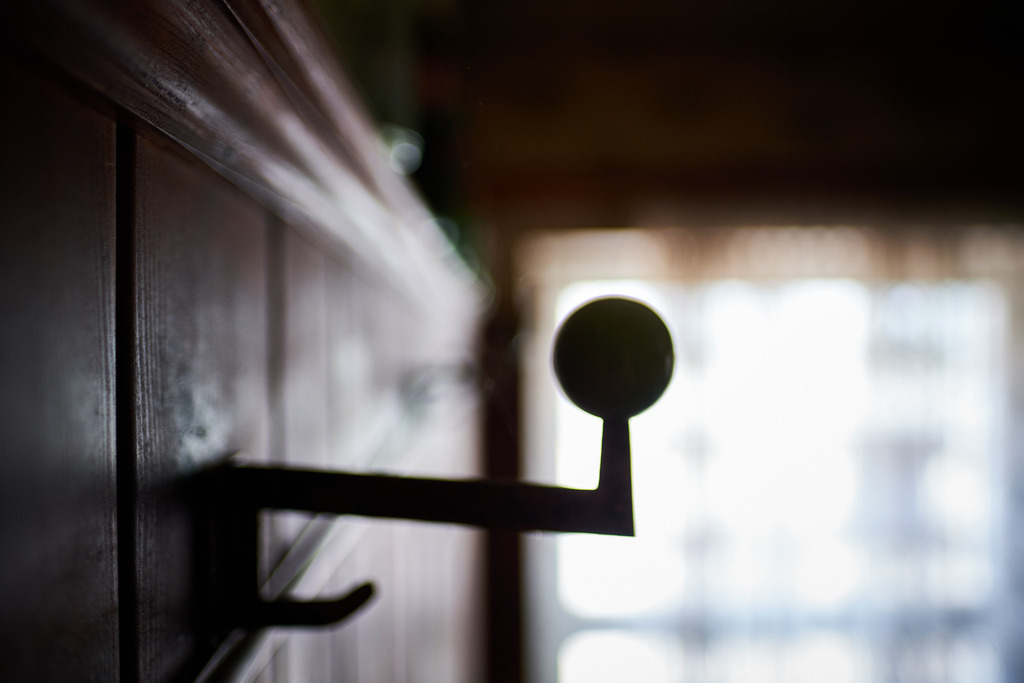 Innenraum einer leeren Gaststätte im Weinviertel | Austria - June 08, 2021: Innenraum einer leeren Gaststätte im Weinviertel, Garderobenhaken an der Wand. - Realisiert mit Pictrs.com