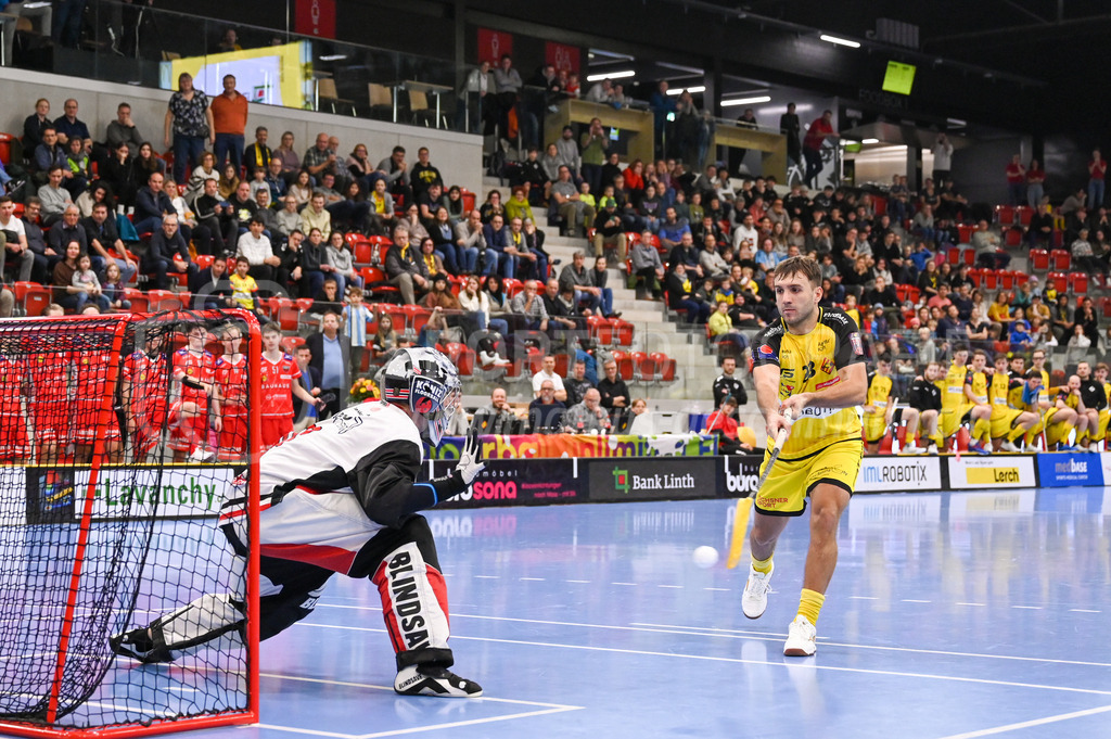 HC Rychenberg vs Floorball Köniz - 18. Dezember 2022 | HC Rychenberg vs Floorball Köniz
AXA Arena, Winterthur
Tobias Studer (#23 HC Rychenberg) verwandelt seinen Penalty gegen Patrick Eder (#30 Floorball Köniz) souverän per Zorro.
Bild: Sportfotografie Markus Aeschimann | www.markus-aeschimann.ch - Realisiert mit Pictrs.com