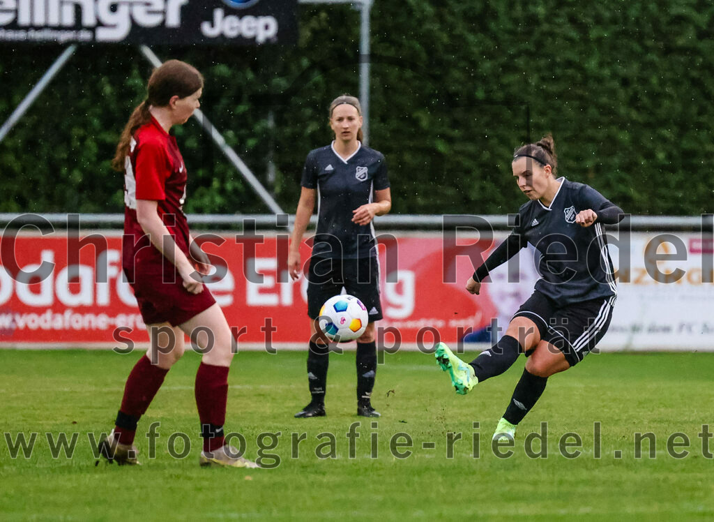 2023-10-14_072_FC_Schwaig_gegen_SV_Schechen | Oberding, Deutschland, 14.10.2023:
Fußball, Bezirksliga 2023 / 2024, 6. Spieltag, FC Schwaig gegen SV Schechen, Endergebnis: 4:3

Emily Grimes (FC Schwaig, #13), Michaela Heinzlmeier-Meissl (SV Schechen, #15)

Foto: Christian Riedel / fotografie-riedel.net