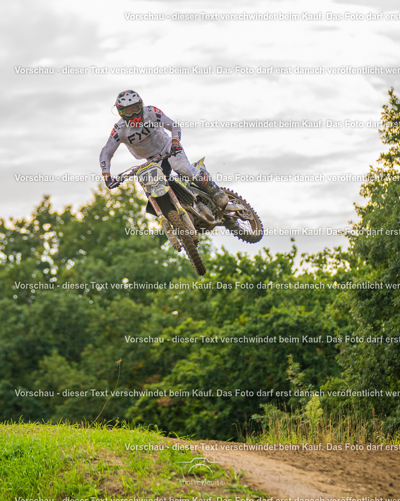 09_21_LM_Schenkenhorst-2619 | Sportfotografin aus Berlin-Brandenburg mit Fokus auf Motocross. Ich halte deine sportliche Leistung und echte Emotionen auf und neben der Strecke professionell fest. Entdecke die Fotos von deinem Rennen und bestelle sie direkt hier im Shop.