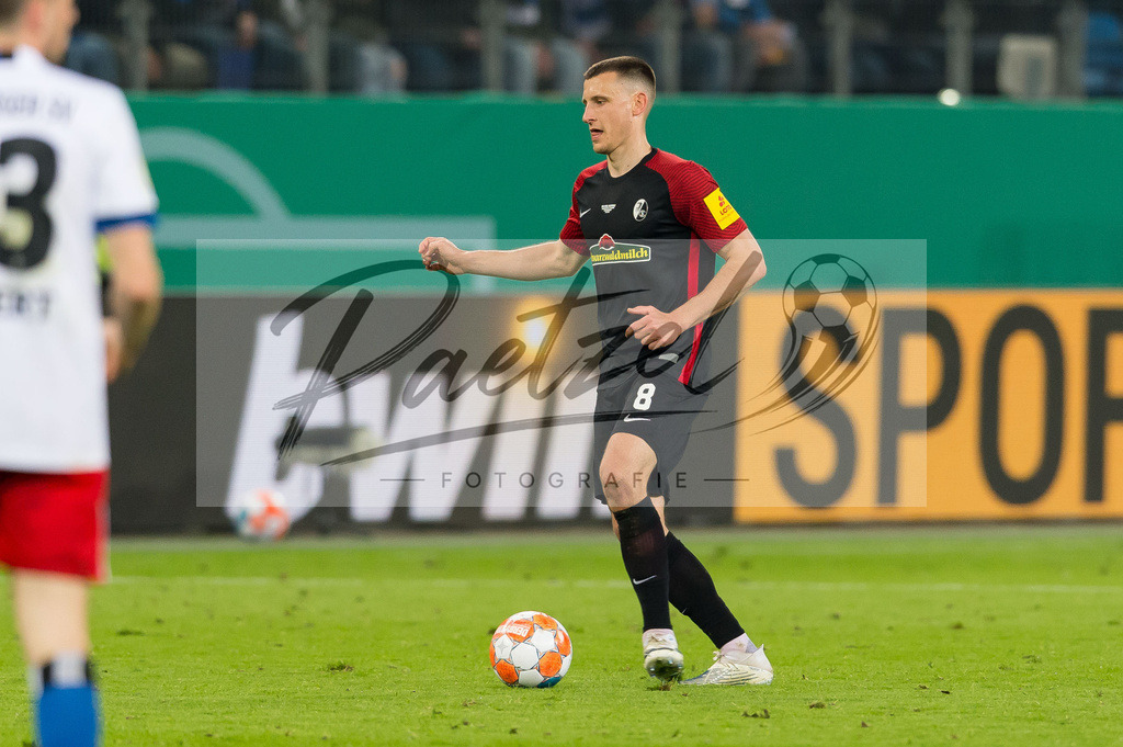 HSVSCF20220419_194 | Fussball, Herren: Maximilian Eggestein (SC Freiburg) in Aktion, am Ball, Einzelaktion beim DFB-Pokal-Halbfinalspiel zwischen Hamburger SV und SC Freiburg im Volksparkstadion am 19.04.2022 in Hamburg, Deutschland.DFB / DFL REGULATIONS PROHIBIT ANY USE OF PHOTOGRAPHS AS IMAGE SEQUENCES AND/OR QUASI-VIDEO. - Realisiert mit Pictrs.com