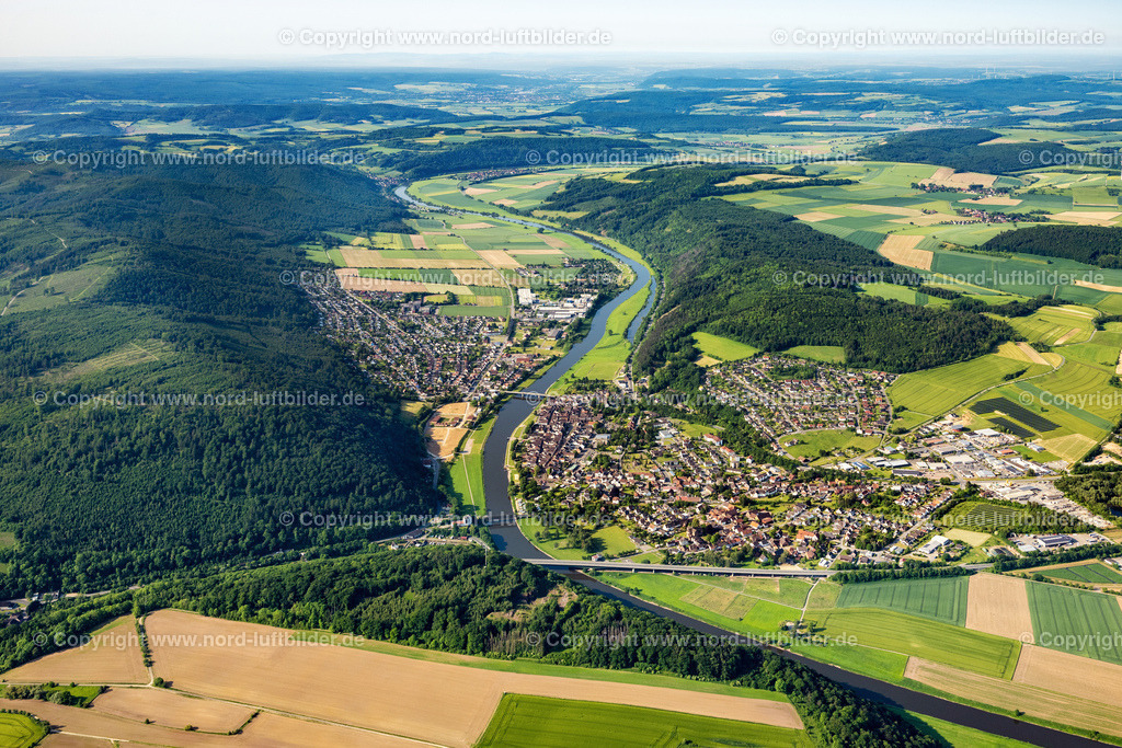 Bodenwerder_Weser_ELS_4321050623 | BODENWERDER 05.06.2023 Stadtansicht am Ufer des Flußverlaufes der Weser in Bodenwerder im Bundesland Niedersachsen, Deutschland. // City view on the river bank of the Weser river in Bodenwerder in the state Lower Saxony, Germany. Foto: Martin Elsen