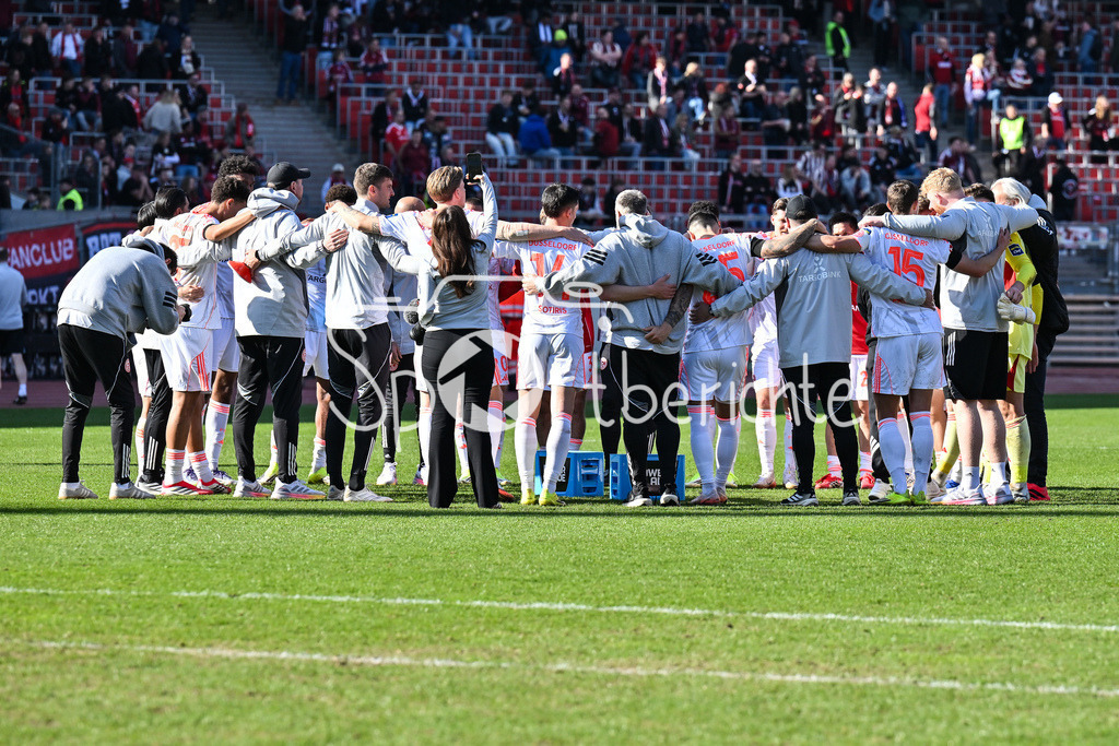 1. FC Nürnberg - Fortuna Düsseldorf | NUREMBERG, GERMANY - 07. MARCH:  die Spieler der Fortuna machen nach dem Spiel noch einen Kreis nach dem Match zwischen dem 1. FC Nürnberg und Fortuna Düsseldorf am 25. Spieltag der 2. Bundesliga im Max Morlock Stadion / DFL REGULATIONS PROHIBIT ANY USE OF PHOTOGRAPHS AS IMAGE SEQUENCES AND/OR QUASI-VIDEO