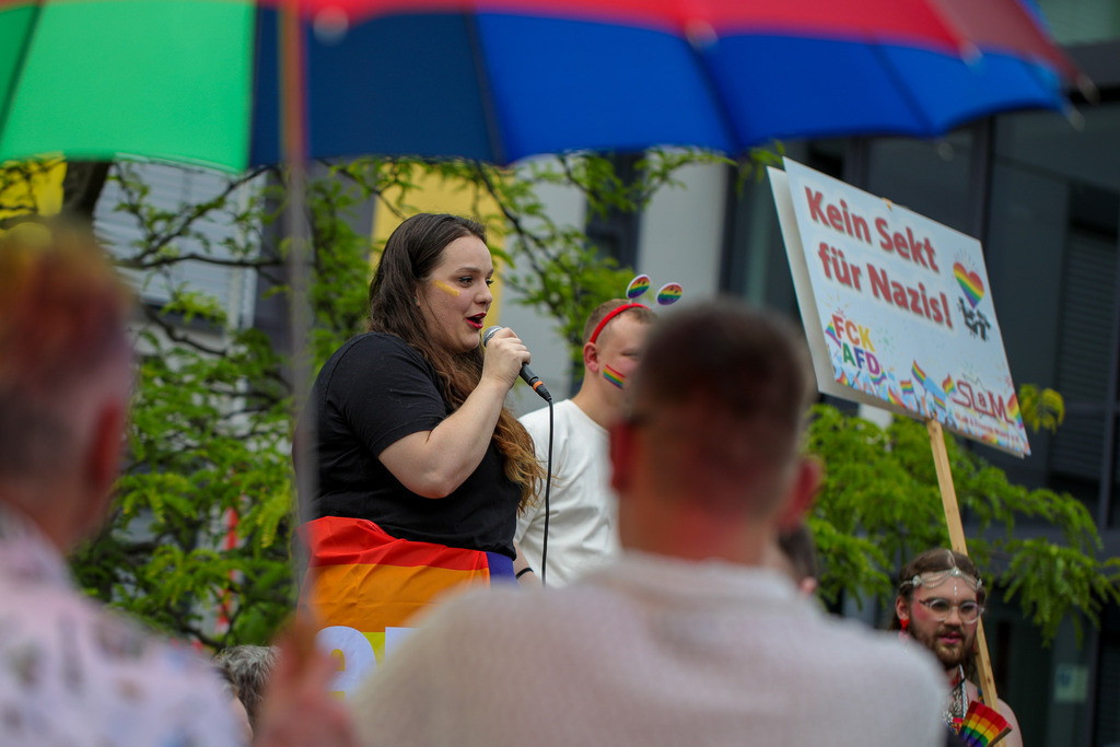 CSD_Moers_190725_145 | Bildergalerie von Sport-Ereignissen aber auch von weiteren spannenden Dingen - nicht nur vom Niederrhein. In Anlehnung an den bekannten Spruch von Hanns Dieter Hüsch heißt das Motto: "Niederrhein ist überall".  - Realisiert mit Pictrs.com