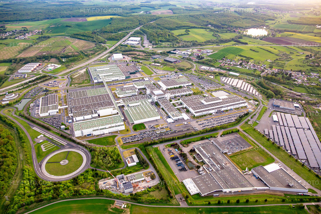 Aerial view: MAHLE Behr Hambach SAS in Hambach in the state Moselle, France.Photo: IMG_140501.jpg taken on 04/30/2024 by Werner Riehm/FLY-FOTO.comResolution of the original: 5198 x 3465 pxMAHLE Group