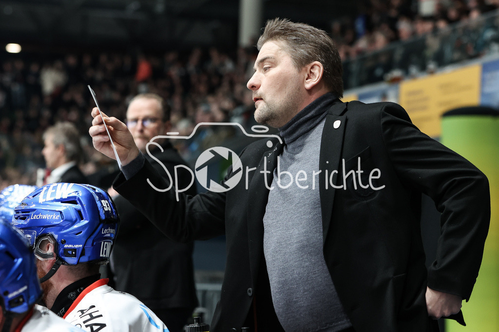 Löwen Frankfurt - Augsburger Panther | Juha NOKELAINEN in Aktion / Freiteller / Einzelfoto