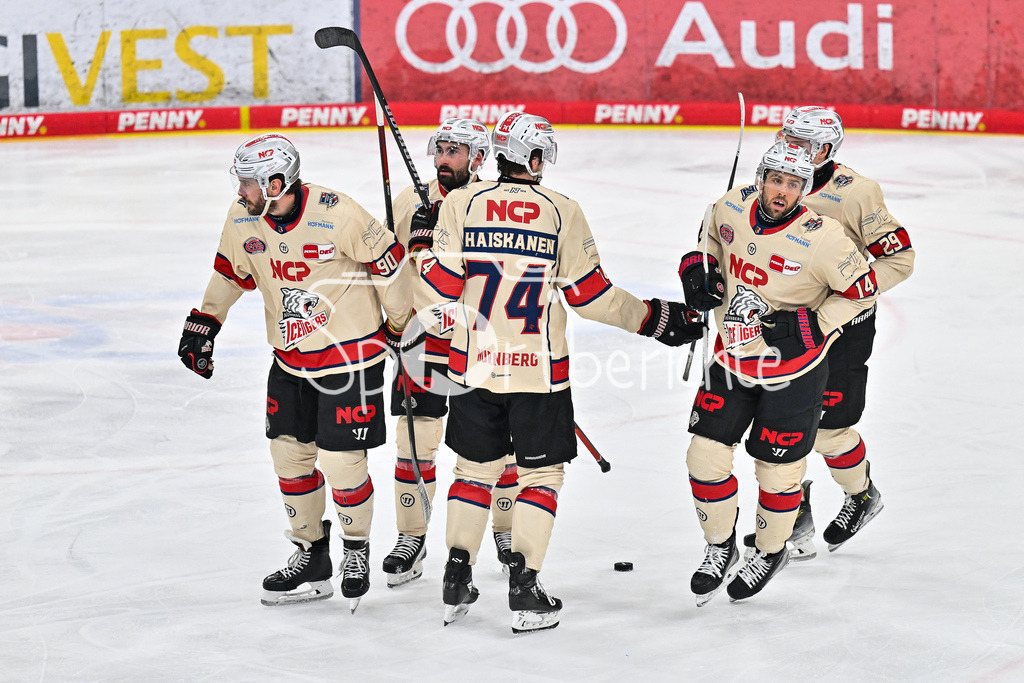ERC Ingolstadt - Nuernberg Ice Tigers | Jubel der Gaeste nach dem Treffer zum 1-2 durch Cole MAER (Nuernberg Ice Tigers 14) / Tor / Torschuetze / Freude / Happy / DEL: ERC Ingolstadt - Nuernberg Ice Tigers, Saturn-Arena am 26.03.2025