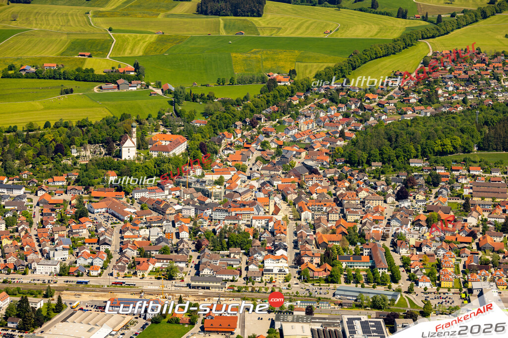 Das Luftbild zeigt :  Marktoberdorf - Die Luftaufnahme wurde 2024 vom UL-Flugzeug aus erstellt ( keine Drohne ) - Hochauflösende Luftaufnahme - Für grossformatige Ausdrucke geeignet. Die Geschenkidee !Mit Lizenz und Bildrechte bestellbar