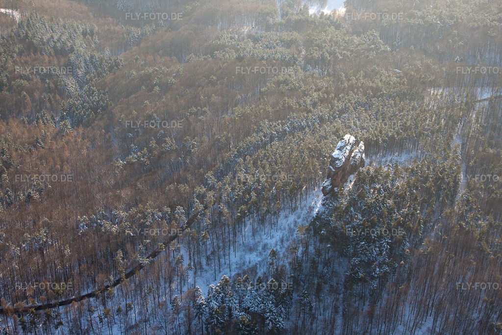 Luftbild: Asselstein im Schnee in Annweiler am Trifels im Bundesland Rheinland-Pfalz in Deutschland. Foto: IMG_36403.jpg vom 03.01.2011 durch Werner Riehm/FLY-FOTO.de