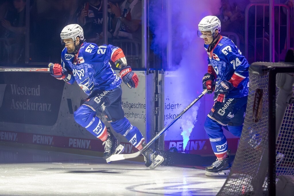 DEL, Deutsche Eishockey Liga Saison 2025/26, Playoff-Halbfinale, Spiel 5: Adler Mannheim gegen Red Bull München | DEL, Deutsche Eishockey Liga Saison 2025/26, Playoff-Halbfinale, Spiel 5: Adler Mannheim gegen Red Bull München***Die Spieler der Adler betreten das Eis. Nach dem Spiel stand der Einzug ins Finale fest. Im Bild: Kris Bennett (21)  und Justin Schütz (74) - Realisiert mit Pictrs.com