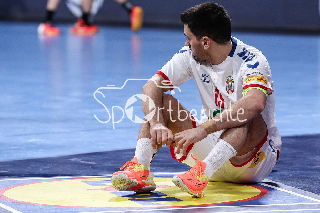 Serbien - Montenegro | enttaeuschte Serben nach der Niederlage gegen Montenegro / Nemanja ILIC (SRB #19)