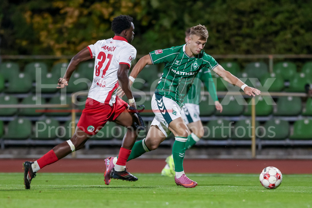 Fussball, Regionalliga Nord, SV Werder Bremen II - VfB Lübeck | v.li.: Joel Chinaemerem Amadi (VfB Lübeck, 37) und Keke Topp (SV Werder Bremen II, 42) im Zweikampf, Duell, Dynamik, Aktion, Action, Spielszene