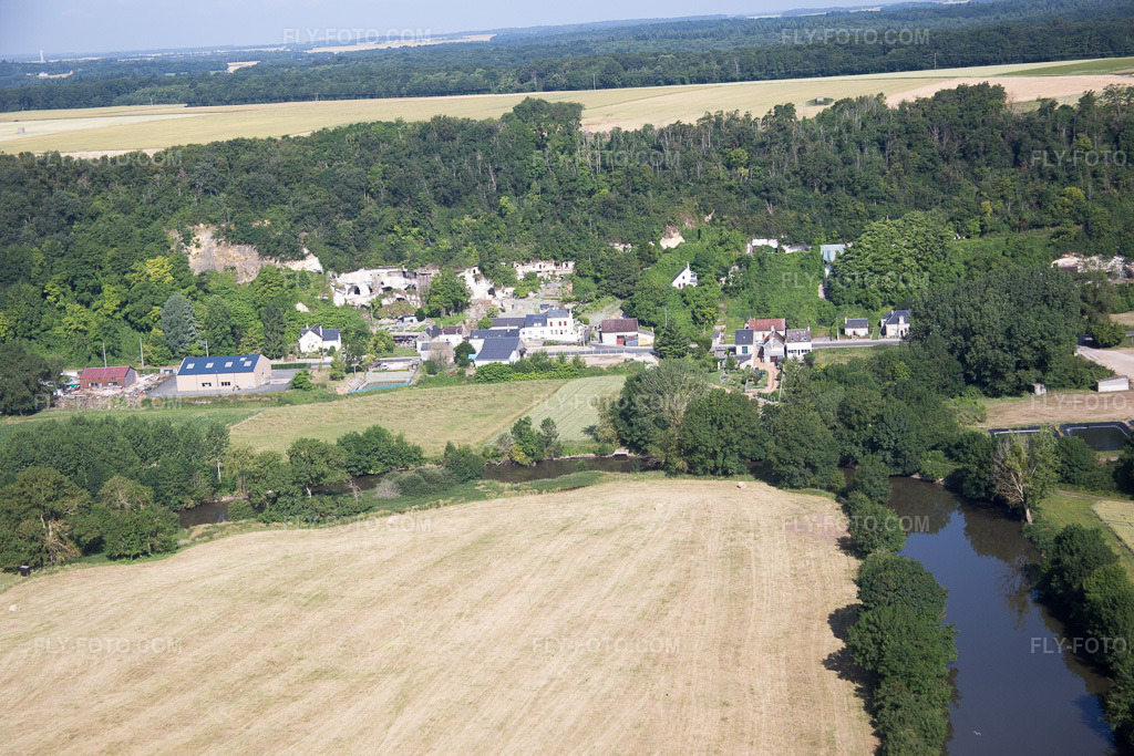 Aerial view: View of the town in Les Roches-l'Évêque in the state Loir et Cher, France. – Photo: IMG_081125.jpg taken on 06/19/2015 by Werner Riehm/FLY-FOTO.com – Resolution of the original: 5472 x 3648 px