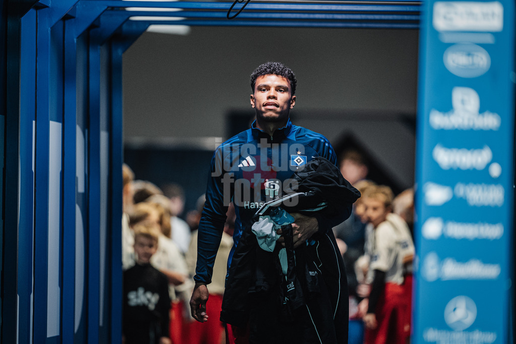 Fußball | Männer | Saison 2024/2025 | 2. Fußball-Bundesliga | 11. Spieltag | Hamburger SV vs. 1. FC Nürnberg | 03.11.2024 | Ransford Königsdörffer (#11, HSV) startet auf der Bank