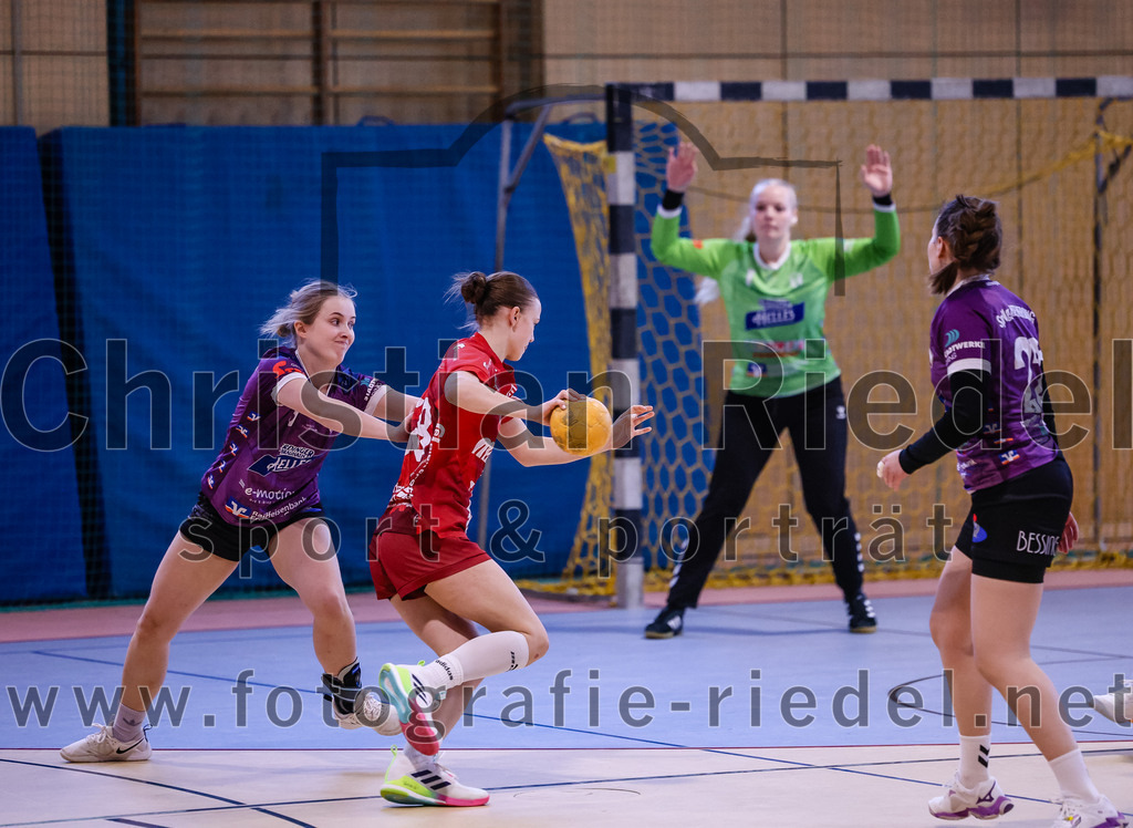 2025-02-22_007_SpVgg_Altenerding_gegen_TG_Landshut | Erding, Deutschland, 22.02.2025:Handball, Bezirksoberliga Frauen Altbayern 2024 / 2024, 15. Spieltag, SpVgg Altenerding gegen TG Landshut, Endergebnis: 25:22Sophia Steinherr (TG Landshut, #58), Johanna Taubmann (SpVgg Altenerding, #22)Foto: Christian Riedel / fotografie-riedel.net