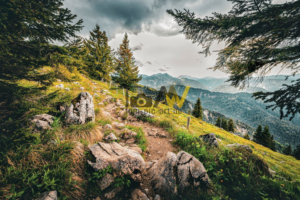 Wanderweg und schroffe Felsen------Alpenpanorama-Tegernsee | Ein sehr steiler Wanderweg mit klasse Aussicht auf die Berge um Stock und Stein am Tegernsee.Das Bild zeigt eine Berglandschaft, die in den Bayerischen Voralpen aufgenommen wurde, möglicherweise in der Nähe des Tegernsees. Die Region zeichnet sich durch Wälder, Wiesen, Berge und Täler aus. Der Tegernsee und die umliegenden Berge gehören zu den Bayerischen Voralpen und bilden den westlichen Teil des Mangfallgebirges. Die Gegend ist bekannt für ihre vielfältigen Wanderwege und Panoramaaussichten. Das Gebiet liegt nur wenige Kilometer südlich von München.  - Realisiert mit Pictrs.com