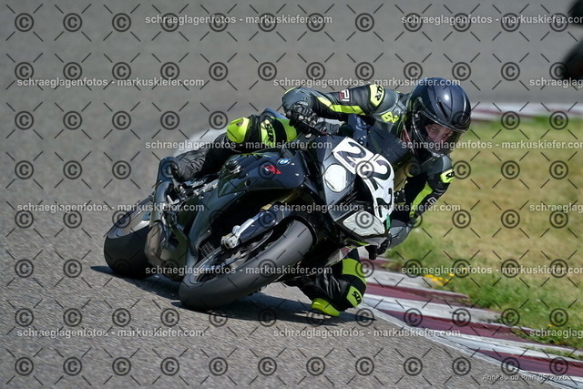 26BT02-1666 | markuskiefer.com - Realisiert mit Pictrs.com