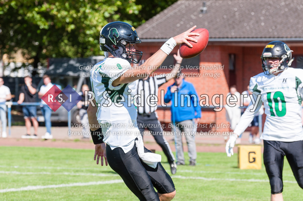 American Football, Saison 2022, Regionalliga Nord, Hamburg Blue Devils - Oldenburg Knights, Dr.-Hermann-Schnell-Sportplatz (Hamburg), 06.08.2022, 07. Gameweek | Murdock Rutledge (#8, Oldenburg, Quarterback) jubelt, als er den Ball selbst über die Goalline in die Endzone trägt.