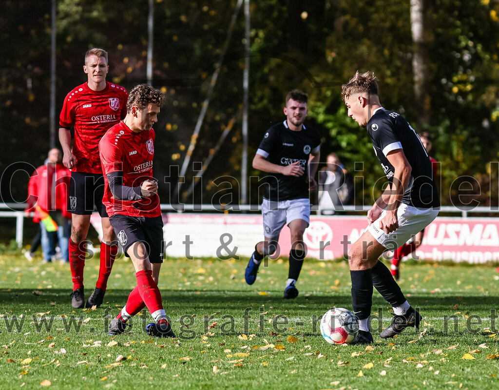 2023-11-05_086_FC_Herzogstadt_gegen_TuS_Oberding | Erding, Deutschland, 05.11.2023:
Fußball, Kreisklasse 2023 / 2024, 14. Spieltag, FC Herzogstadt gegen TuS Oberding, Endergebnis: 4:5

Tobias Götze (TuS Oberding, #32), Christian Werner (TuS Oberding, #14)

Foto: Christian Riedel / fotografie-riedel.net