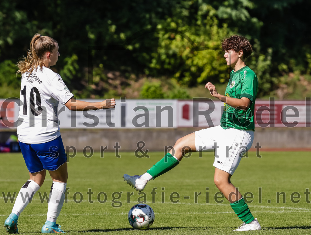 2023-09-16_020_FC_Forstern_gegen_VfL_Sindelfingen_Ladies_I | Forstern, Deutschland, 16.09.2023:
Fußball, B-Juniorinnen-Bundesliga Süd 2023 / 2024, 2. Spieltag, FC Forstern gegen VfL Sindelfingen Ladies I, Endergebnis: 4:1

Emmy Strobel (VfL Sindelfingen Ladies I, #10), Emilia Strube (FC Forstern, #21)

Foto: Christian Riedel / fotografie-riedel.net