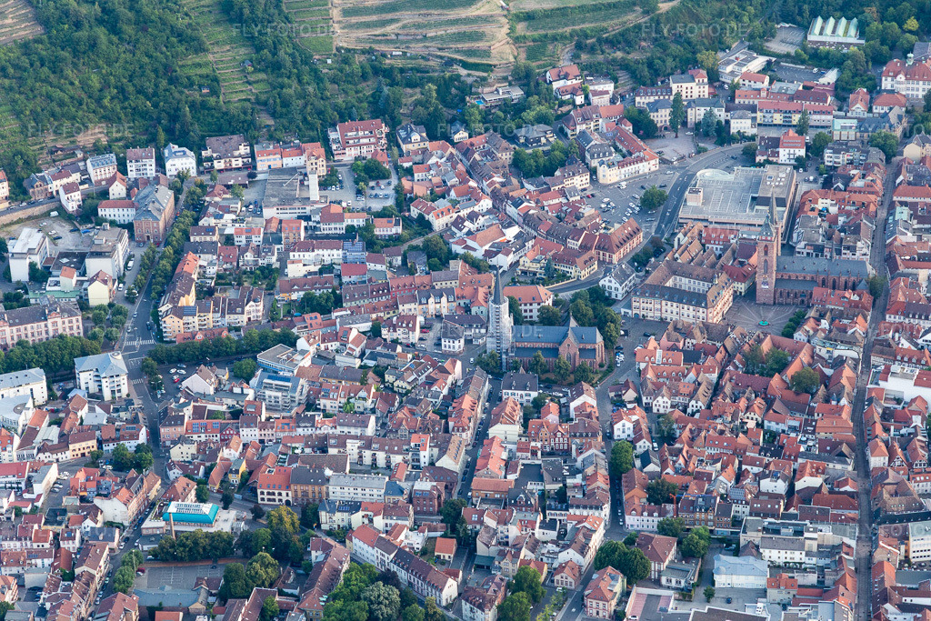 Luftbild: Marktplatz in Neustadt an der Weinstraße im Bundesland Rheinland-Pfalz in Deutschland. Foto: IMG_108844.jpg vom 15.07.2018 durch Werner Riehm/FLY-FOTO.de