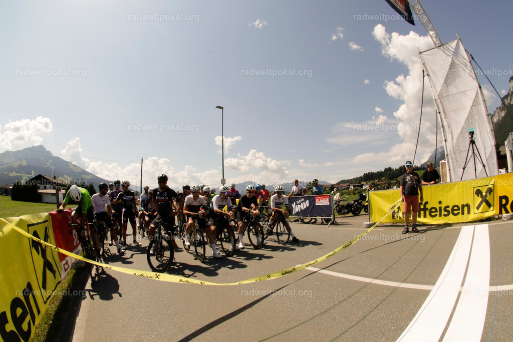 525_20230817_Bewerb_Maenner_Muehlanger | AUT - OESTERREICH, 2023-08-16: SPORT RENNRAD-FAHREN - 55. INTERNATIONALER RADWELTPOKAL IN ST. JOHANN IN TIROL  - Vintage-Radrennen mit WM-Bronze-Medaillen-Siegerin Christina Schweinberger, den Teilnehmer und Alexander Baumann (vom Orginastions-Team) - TAG 2 BEWERB MAENNER IN SECHS GRUPPEN  ; Foto: Roland Muehlanger