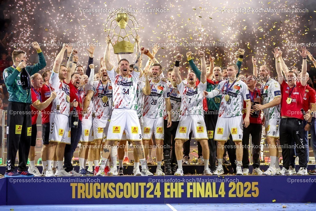 KoeEHF15062502092 | 15.06.2025, Handball, Finale TruckScout24 EHF FINAL4, LANXESS arena Köln, Füchse Berlin - SC Magdeburg: SC Magdeburg ist Champions League Sieger - Siegerehrung Ehrung Pokalübergabe nach dem Spiel. Die Mannschaft feiert den SIeg. Michael Damgaard (Magdeburg #34) 