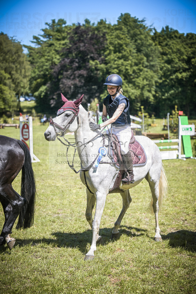 DOS_7723 | Entdecke hochwertige Reitturnierfotos von Foto Oger. Professionell, emotional und authentisch – jetzt Lieblingsmomente im Shop bestellen.Deutschlandweite Turnierfotografie. - Realisiert mit Pictrs.com