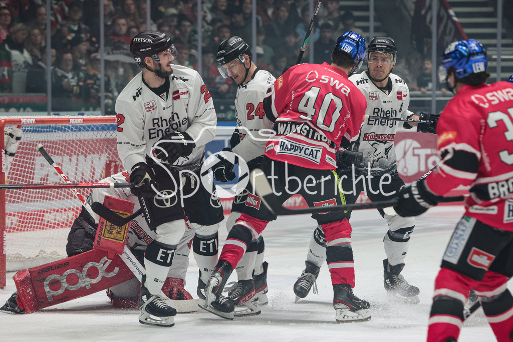 Augsburger Panther - Koelner Haie  | Sebastian Waennstroem (AEV #40) und Moritz Mueller (KEC #91) sind sich nicht ganz gruen
