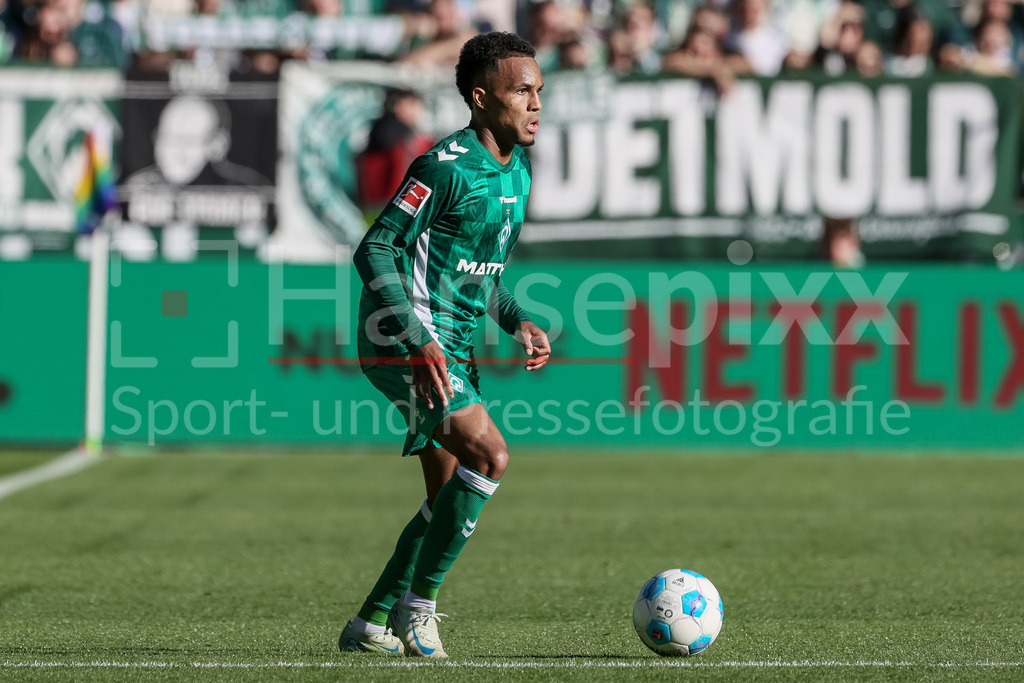 Fussball, Bundesliga, SV Werder Bremen - SC Freiburg | v.li.: Felix Agu (SV Werder Bremen, 27) am Ball, Freisteller, Einzelbild, Ganzkörper, Aktion, Action, Spielszene, DIE DFL-RICHTLINIEN UNTERSAGEN JEGLICHE NUTZUNG VON FOTOS ALS SEQUENZBILDER UND/ODER VIDEOÄHNLICHE FOTOSTRECKEN. DFL REGULATIONS PROHIBIT ANY USE OF PHOTOGRAPHS AS IMAGE SEQUENCES AND/OR QUASI-VIDEO.
