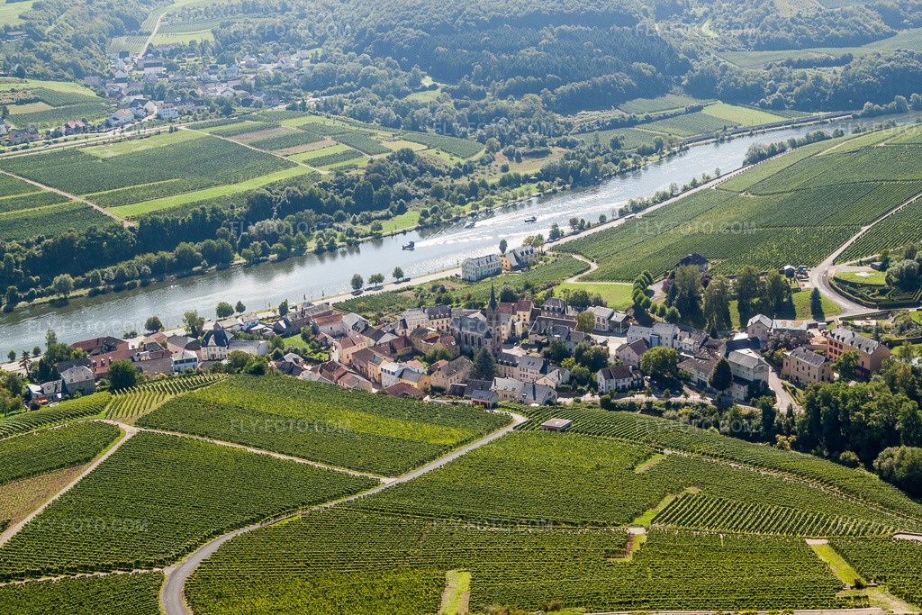 Aerial view: Riverbank areas of the Moselle in Wormeldange in Wormeldingen in the state Grevenmacher, Luxembourg. – Photo: IMG_33678.jpg taken on 09/11/2010 by Werner Riehm/FLY-FOTO.com – Resolution of the original: 4752 x 3168 px
