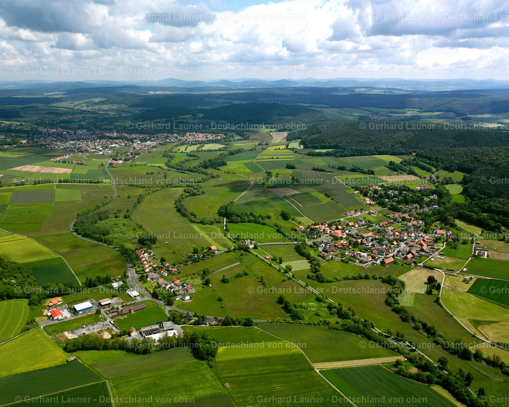 2615557 | BERNSHAUSEN 09.06.2006 Landwirtschaftliche Nutzflächen und Feldgrenzen  umsäumen das Siedlungsgebiet des Dorfes in Bernshausen im Bundesland Hessen, Deutschland // Agricultural land and field boundaries surround the settlement area of the village  in Bernshausen in the state Hesse, Germany Foto: Gerhard Launer