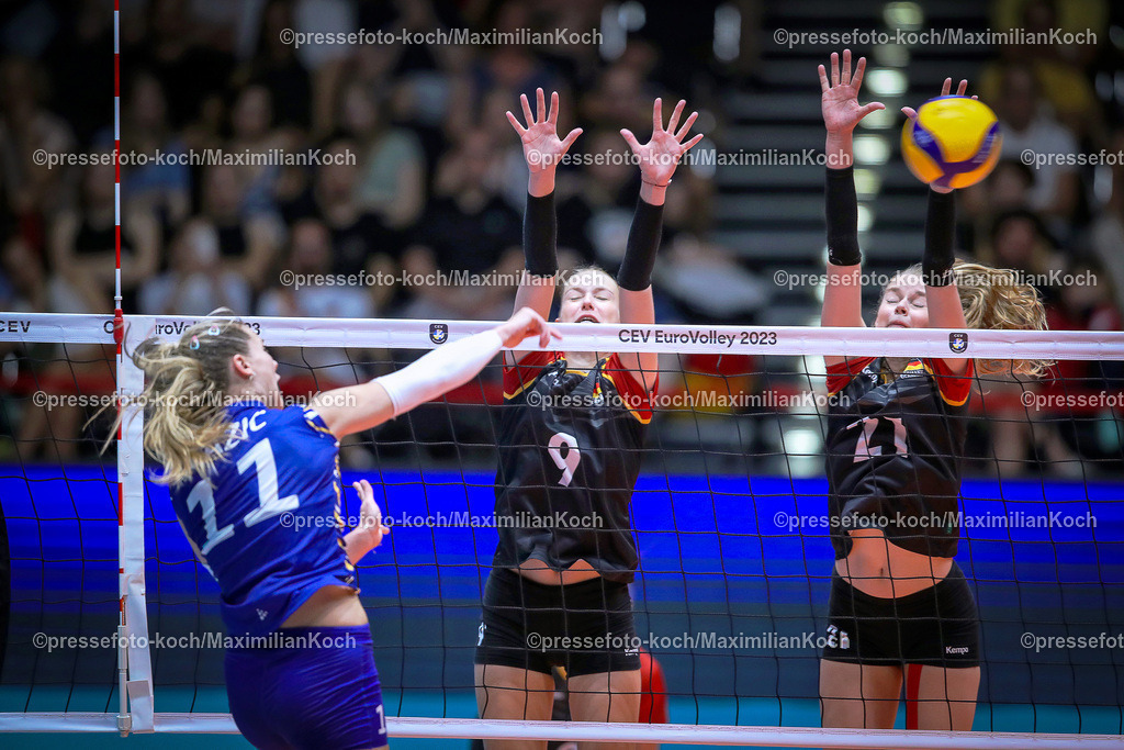 EuroVolley21082302038 | 21.08.2023, CEV EuroVolley 2023, Volleyball-Europameisterschaften der Frauen, Gruppenphase Gruppe C, Tag5, CASTELLO Düsseldorf: Deutschland vs. Schweden. Alexandra LAZIC (SWE) schmettert den Ball über das Netz in die Abwehr von Lina ALSMEIER (GER) und Camilla WEITZEL (GER)