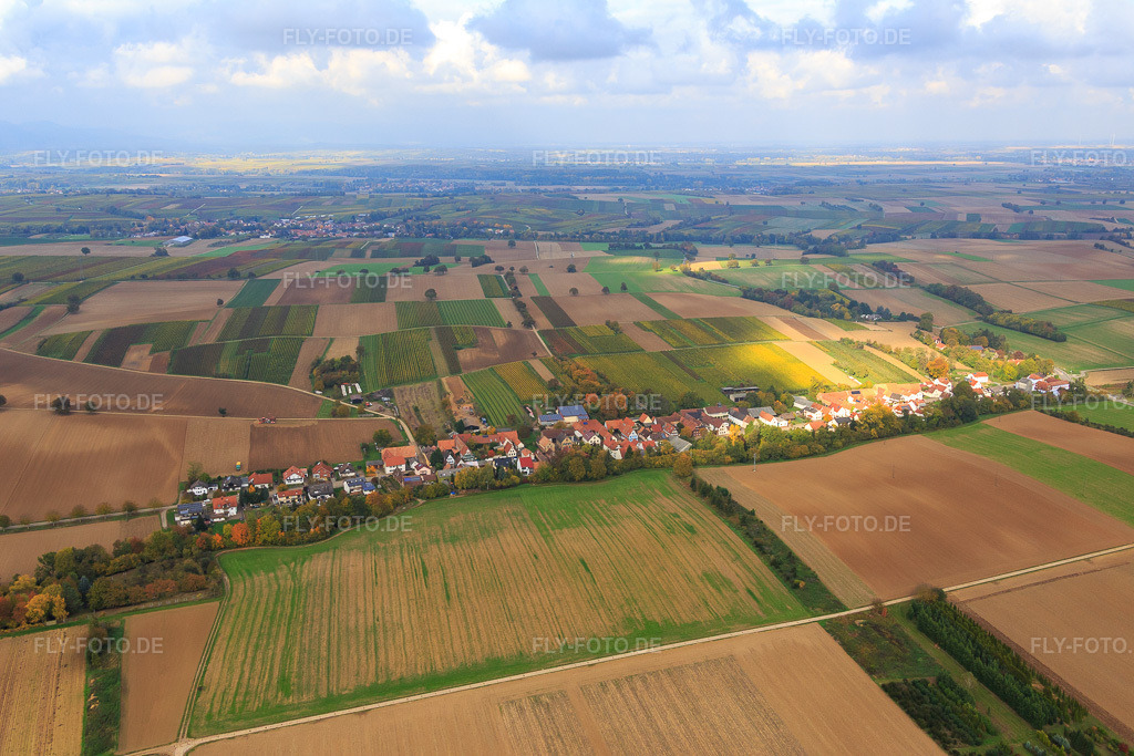 Luftbild: Dorfübersicht aus Süden in Vollmersweiler im Bundesland Rheinland-Pfalz in Deutschland. Foto: IMG_084578.jpg vom 23.10.2015 durch Werner Riehm/FLY-FOTO.de