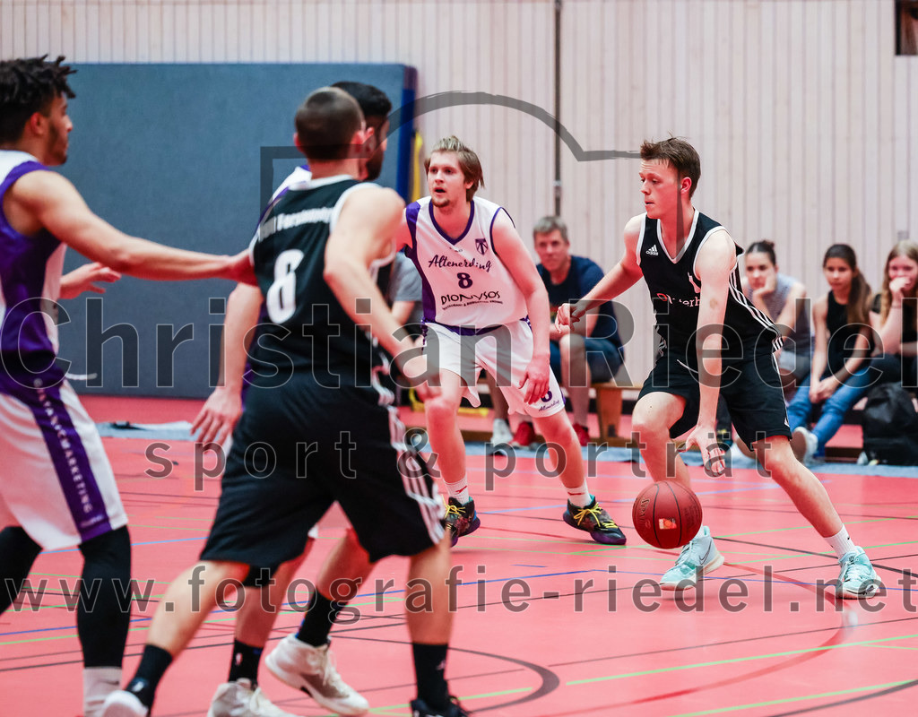 2022-05-15_058_SpVgg_Altenerding_gegen_TSV_Muenchen-Forstenried | Erding, Deutschland, 15.05.2022:
Basketball, Bezirksliga 2021 / 2022, Play-Offs, SpVgg Altenerding gegen TSV München-Forstenried, Endergebnis: 55:57

Kristof Vadasz (SpVgg Altenerding, #8), Christian Lippach (TSV München-Forstenried, #7)

Foto: Christian Riedel / fotografie-riedel.net