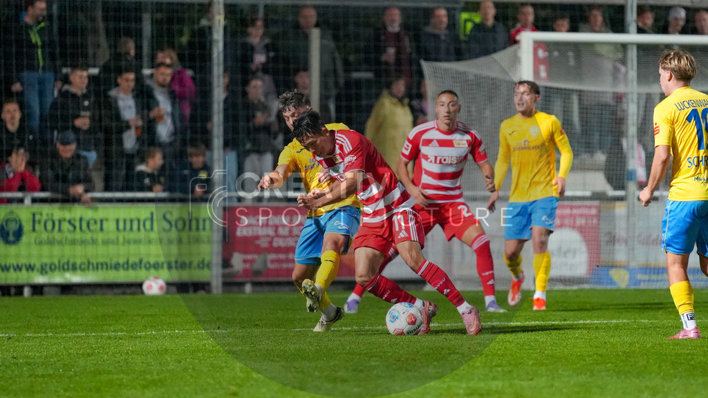 Fußball, Herren, Saison 2025/2026, Testspiel, Freundschaftsspiel, FSV 63 Luckenwalde vs. 1.FC Union Berlin, Mittwoch 08.10.2025, Werner-Seelenbinder-Stadion Luckenwalde, | Fußball, Herren, Saison 2025/2026, Testspiel, Freundschaftsspiel, FSV 63 Luckenwalde vs. 1.FC Union Berlin, Mittwoch 08.10.2025, Werner-Seelenbinder-Stadion Luckenwalde, Im Bild: Clemens Koplin (l. Luckenwalde) und Wooyeong Jeong (r. Union) - Realisiert mit Pictrs.com