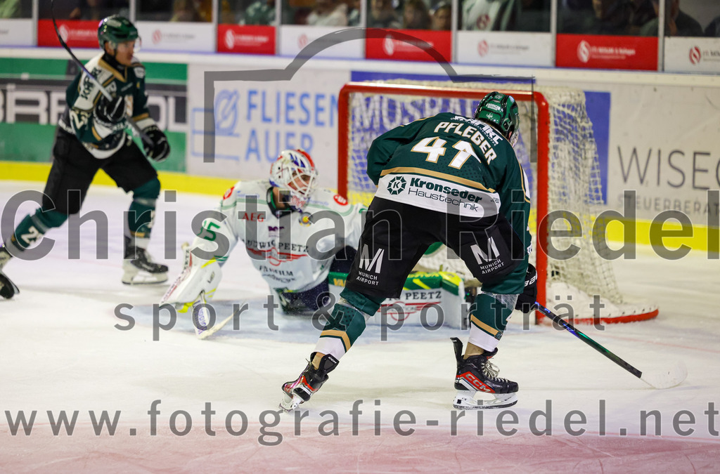 2025-09-21_112_TSV_Erding_gegen_Hoechstadter_Alligators | Erding, Deutschland, 21.09.2025:Eishockey, Oberliga Süd 2025 / 2026, 2. Spieltag, TSV Erding gegen Höchstadter Alligators, Endergebnis: 3:4Torwart Luca Ganz (Höchstadt Alligators, #35), Marco Pfleger (Erding Gladiators, #47)Foto: Christian Riedel / fotografie-riedel.net