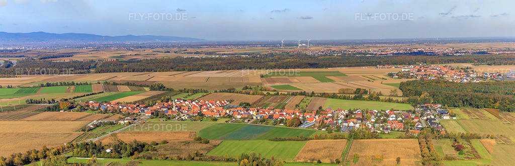 Luftbild: Ortspanorama von Süden in Erlenbach bei Kandel im Bundesland Rheinland-Pfalz in Deutschland. Foto: IMG_34904-Pano.jpg vom 26.10.2010 durch Werner Riehm/FLY-FOTO.deAuflösung des Originals: 12099 x 3902 px