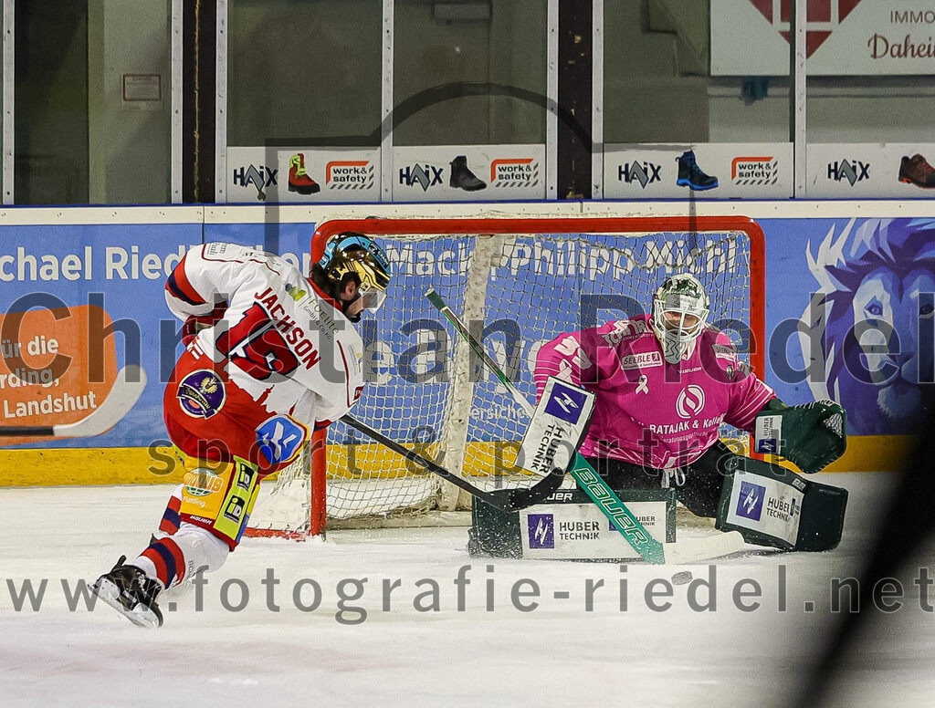 2025-10-24_142_TSV_Erding_gegen_Deggendorfer_SC | Erding, Deutschland, 24.10.2025:Eishockey, Oberliga Süd 2025 / 2026, 11. Spieltag, TSV Erding gegen Deggendorfer SC, Endergebnis: 2:4Dylan Jackson (Deggendorfer SC, #15), Torwart Leon Meder (Erding Gladiators, #39)Foto: Christian Riedel / fotografie-riedel.net